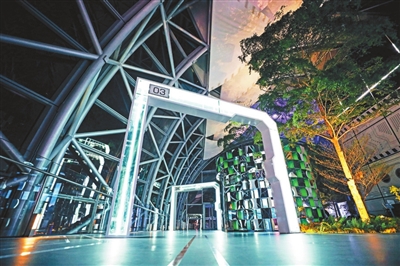国内首座空中横向摩天楼 重庆来福士水晶连廊30日开放