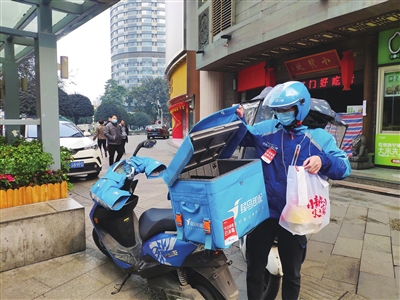 送外卖小哥_北京外卖小哥冒暴雨送餐迟到 被辱骂3分钟_关于外卖小哥的笑话